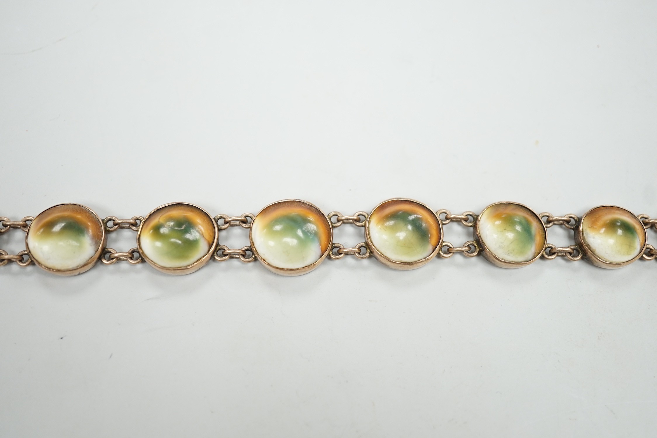 An early 20th century yellow metal and shell set bracelet (clasp shell missing), approx. 18cm, gross weight 26.8 grams.